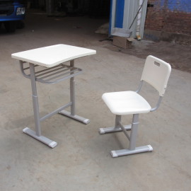 华鑫课桌椅厂家生产优质环保钢木桌椅行业领先